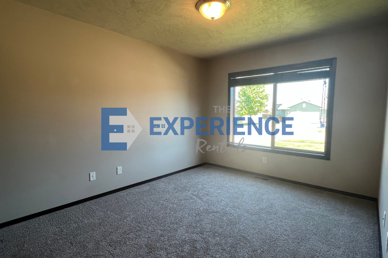 5733 W Bream Ct - Photo 5 of 15