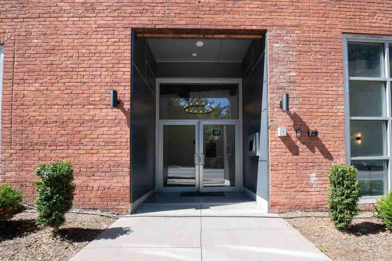 Beautifully Renovated Overiszed Loft Apts with Parking near Downtown! - Photo 4 of 5