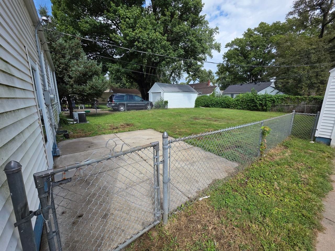 2732 Sharon Dr - Photo 3 of 18