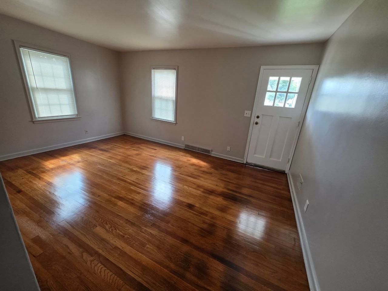 2732 Sharon Dr - Photo 4 of 18