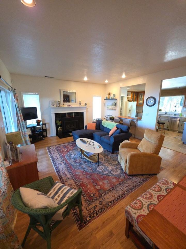 3816 Lakeshore Blvd #B - Photo 5 of 17