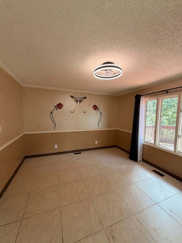 4427 Edgewood Cir - Photo 4 of 24