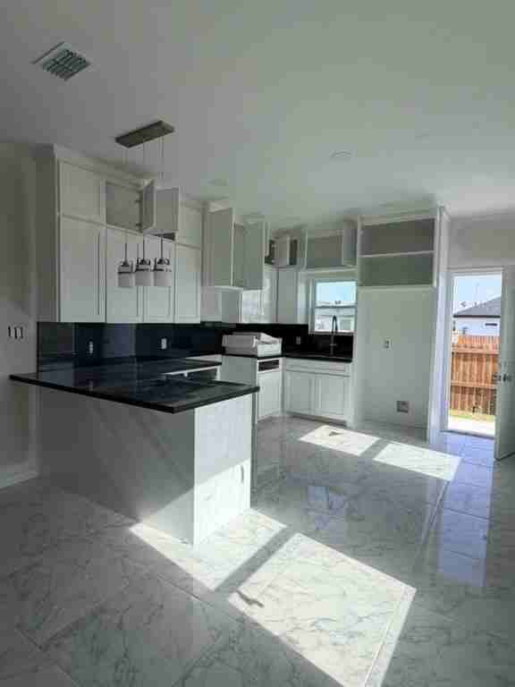 2101 Cassandra St - Photo 4 of 11