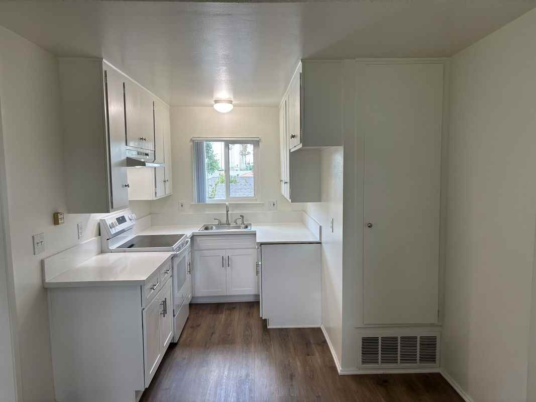 393 N Oak St ##F - Photo 3 of 9