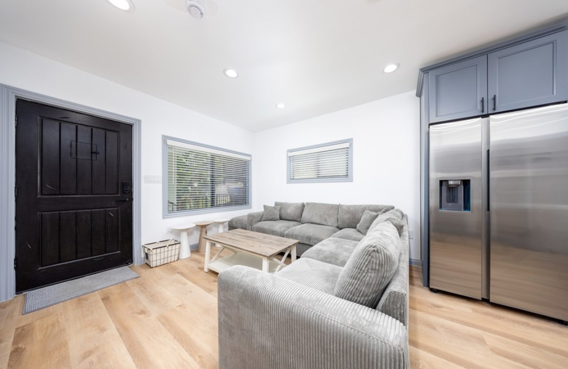 562 Coleman Ave - Photo 3 of 14