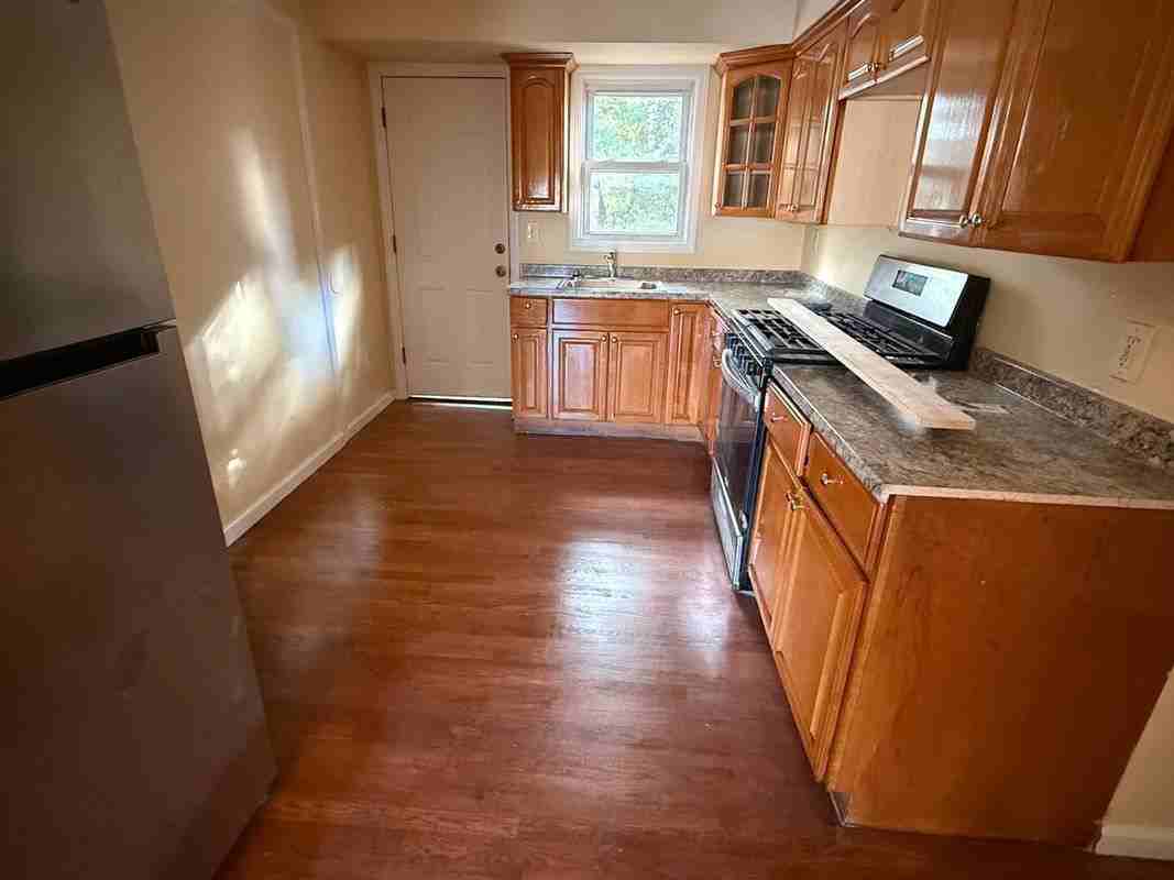 1325 Journal Ave - Photo 2 of 8