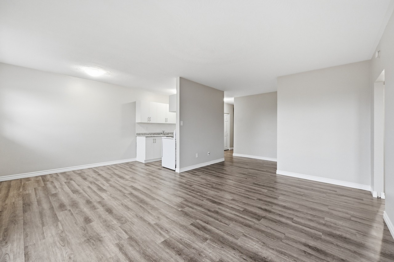King Manor Apartments - Photo 3 of 16