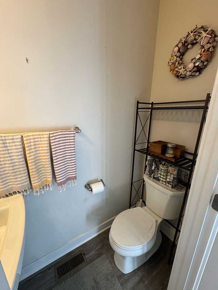 1152 Rosecroft Ln - Photo 5 of 18