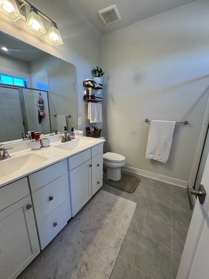 1152 Rosecroft Ln - Photo 3 of 18