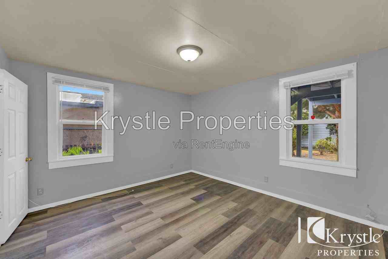 825 Louisiana St #B - Photo 2 of 12