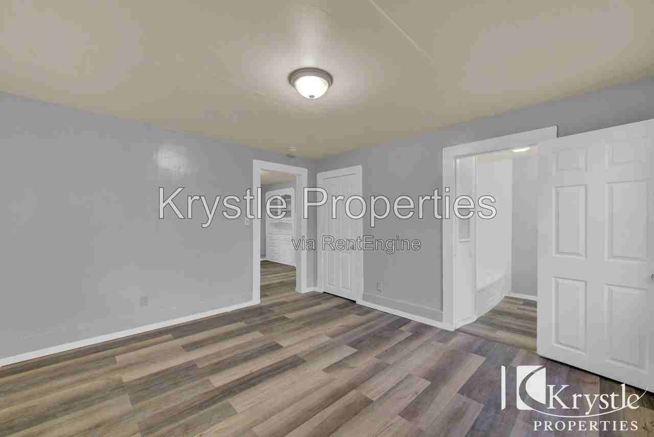 825 Louisiana St #B - Photo 3 of 12