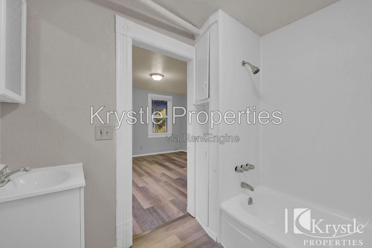 825 Louisiana St #B - Photo 5 of 12