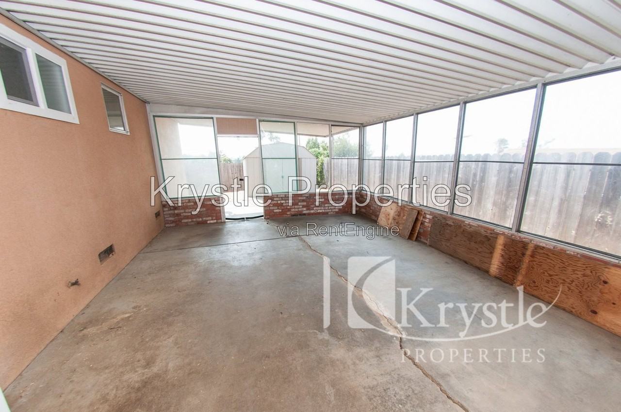 455 Wilshire Ave - Photo 2 of 12