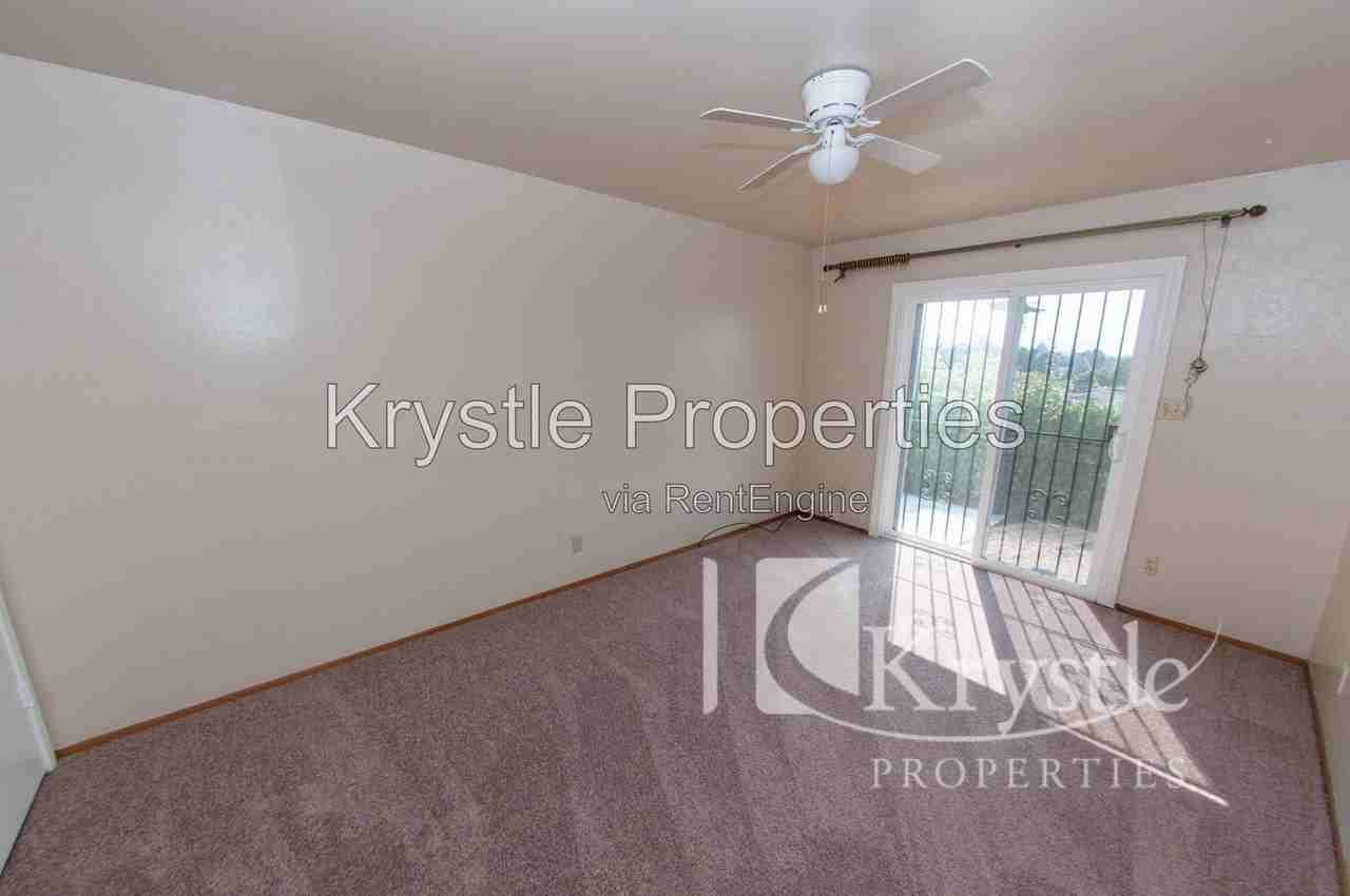 455 Wilshire Ave - Photo 4 of 12