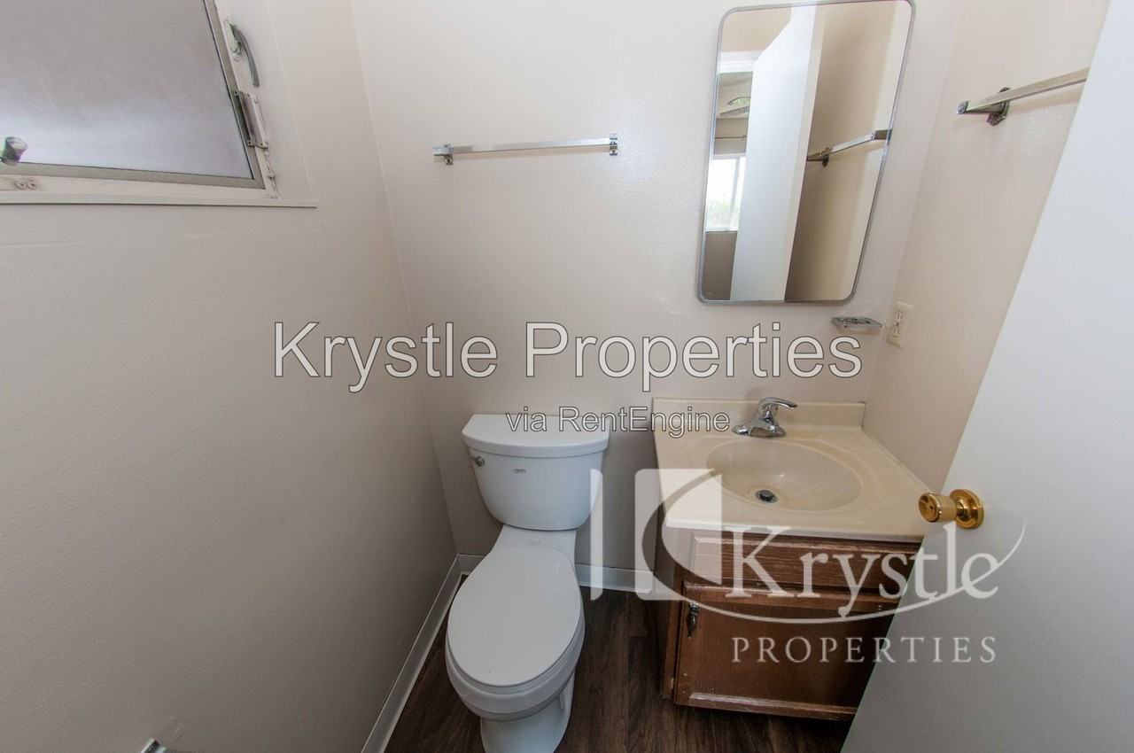 455 Wilshire Ave - Photo 5 of 12