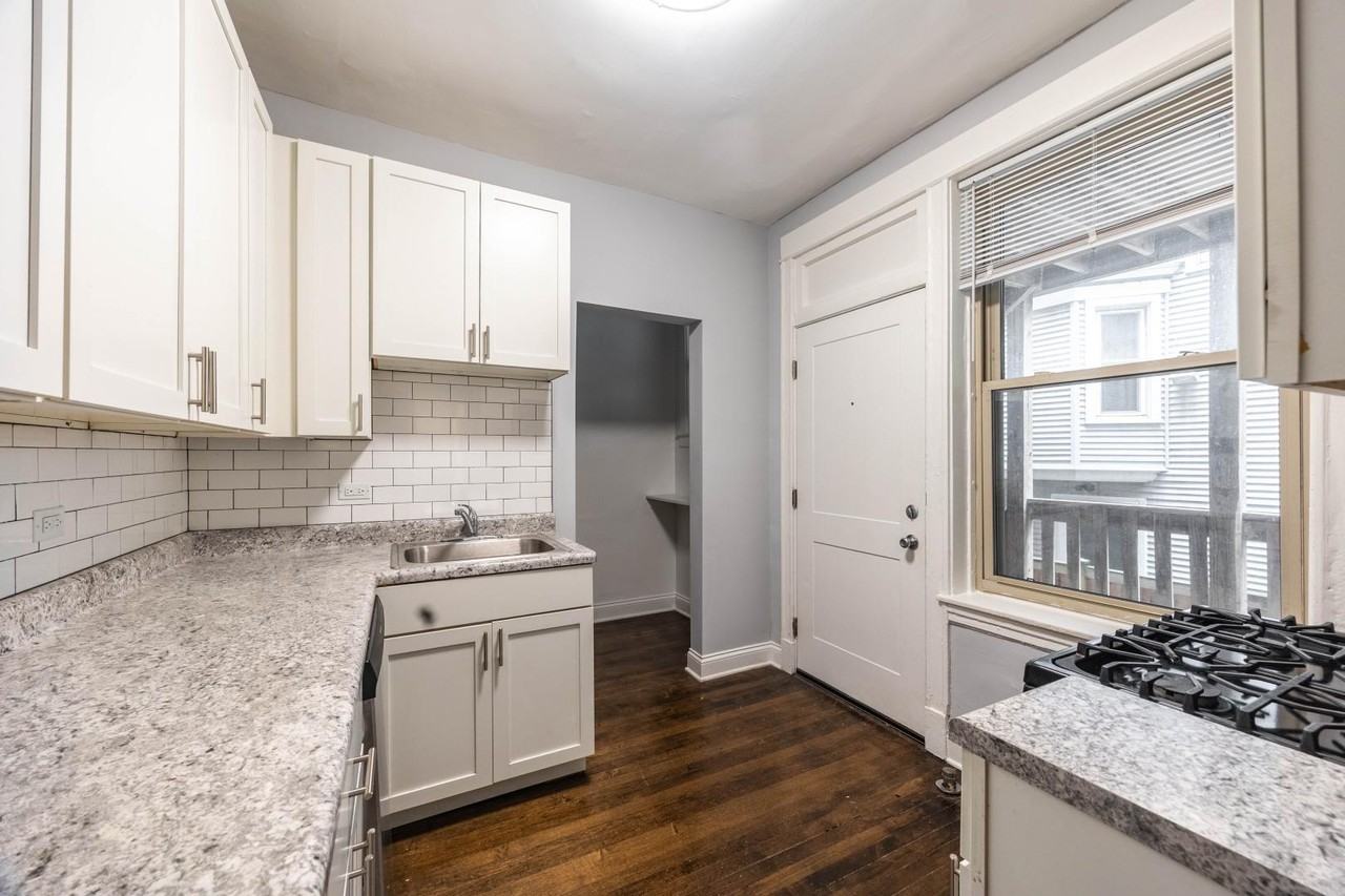 1222 W Rosemont Ave #1 - Photo 4 of 17