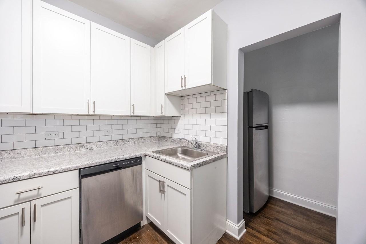 1222 W Rosemont Ave #1 - Photo 5 of 17
