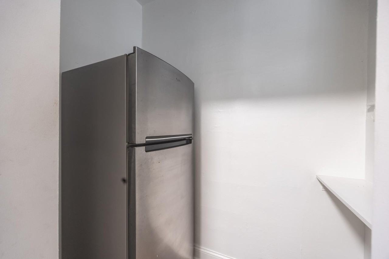 1222 W Rosemont Ave #1 - Photo 6 of 17