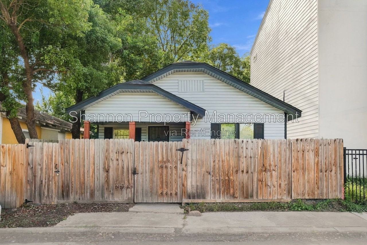 2903 Burkett St - Photo 3 of 34