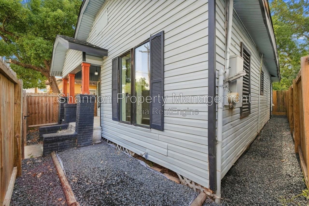2903 Burkett St - Photo 4 of 34