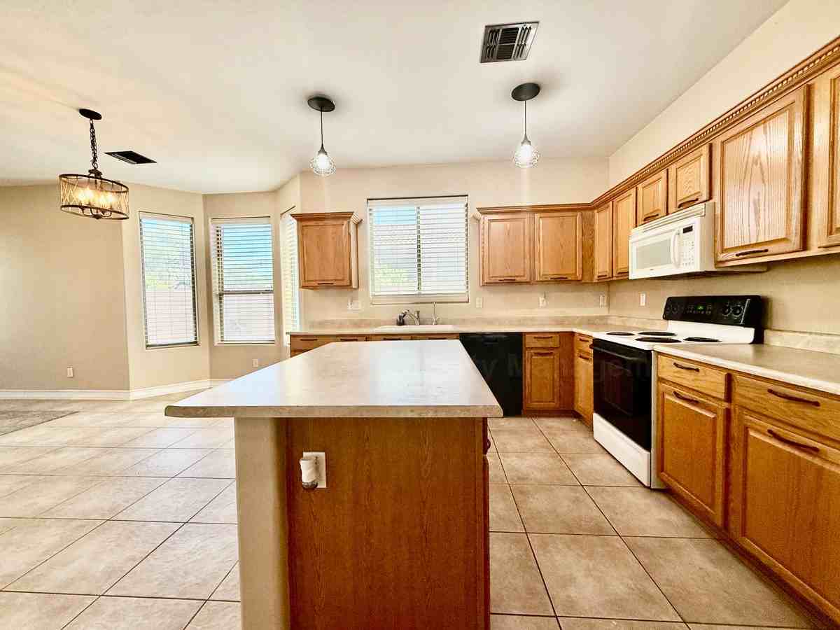 6611 S 25th Dr - Photo 4 of 30