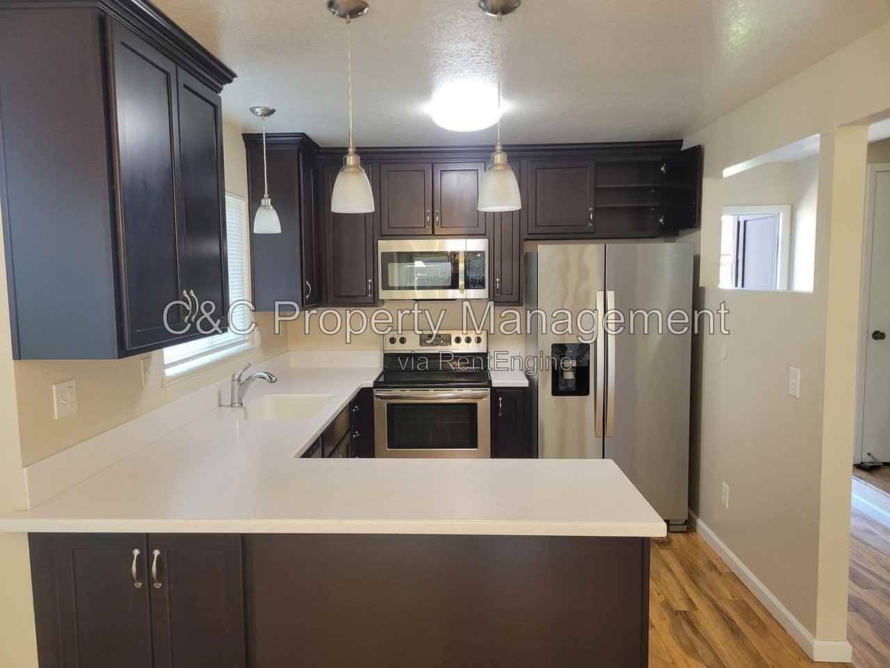 1506 Parkway Dr - Photo 3 of 17