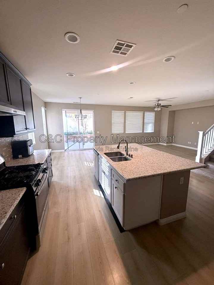 28405 Wild Rose Ln - Photo 3 of 17