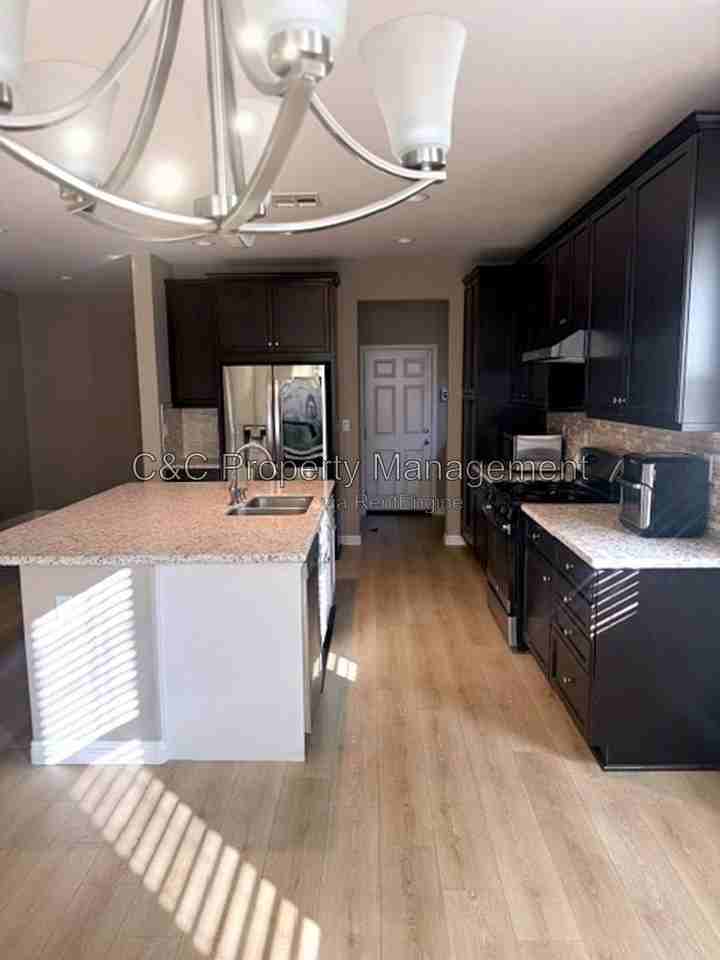 28405 Wild Rose Ln - Photo 5 of 17