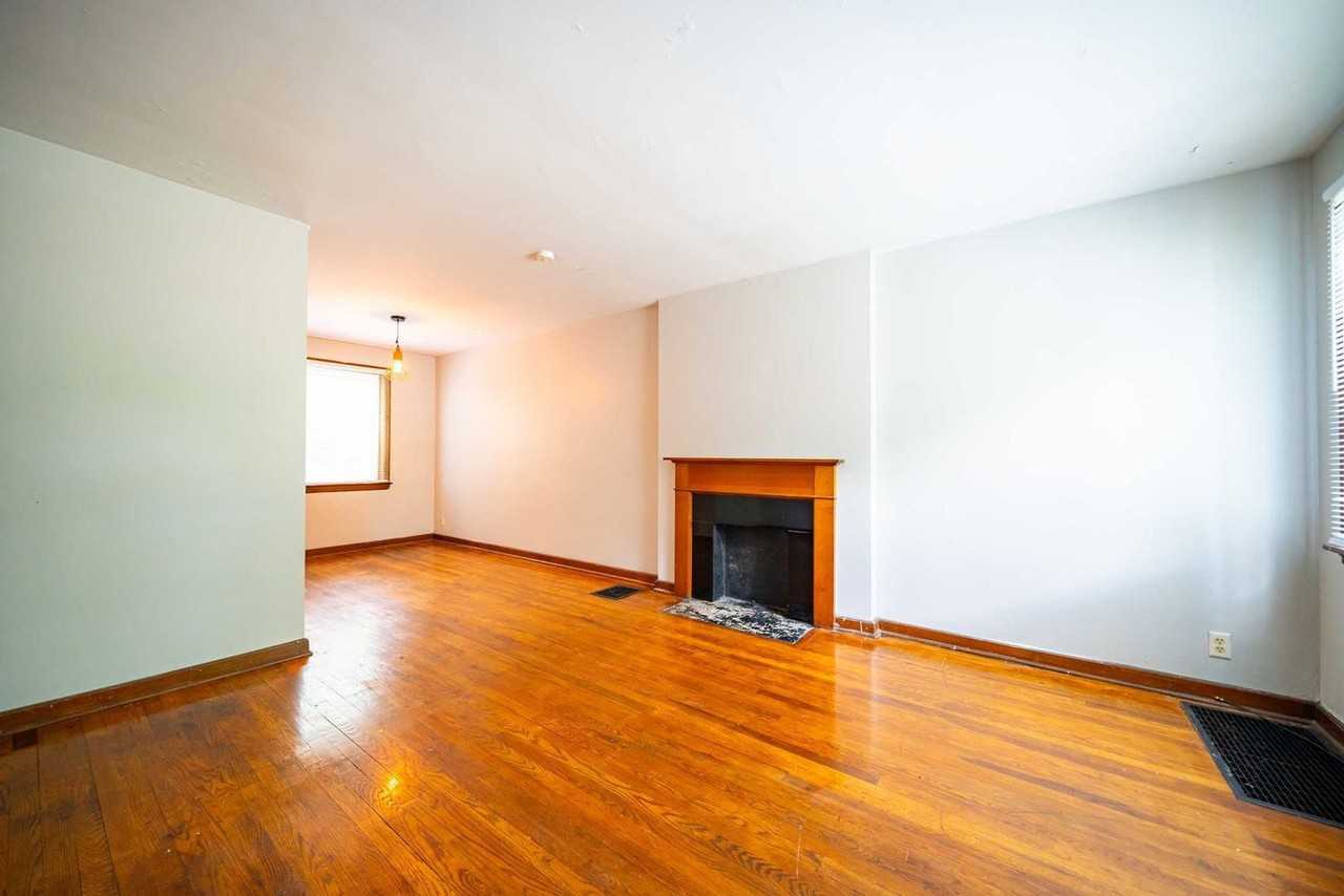215 E Hudson St - Photo 2 of 18