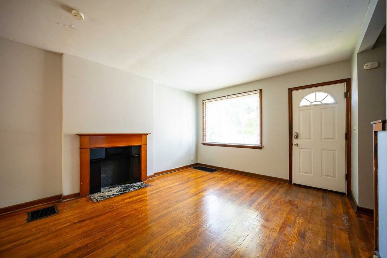 215 E Hudson St - Photo 3 of 18