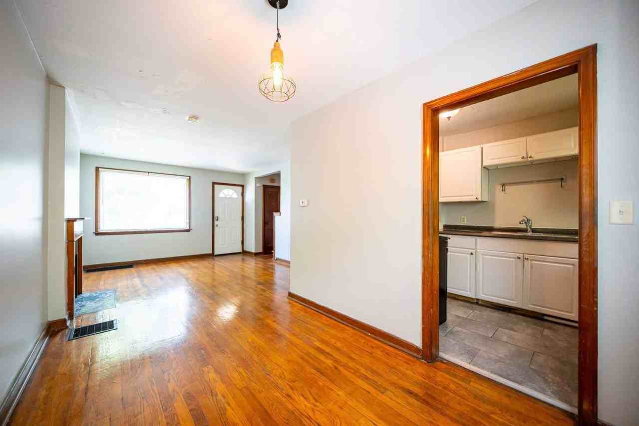 215 E Hudson St - Photo 4 of 18