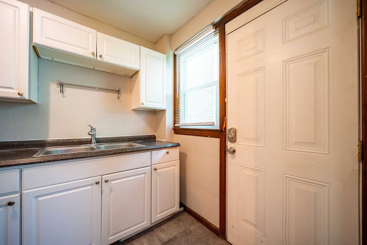 215 E Hudson St - Photo 6 of 18
