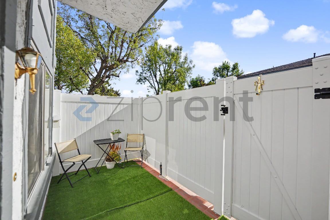 859 W 13th St #3 - Photo 5 of 19