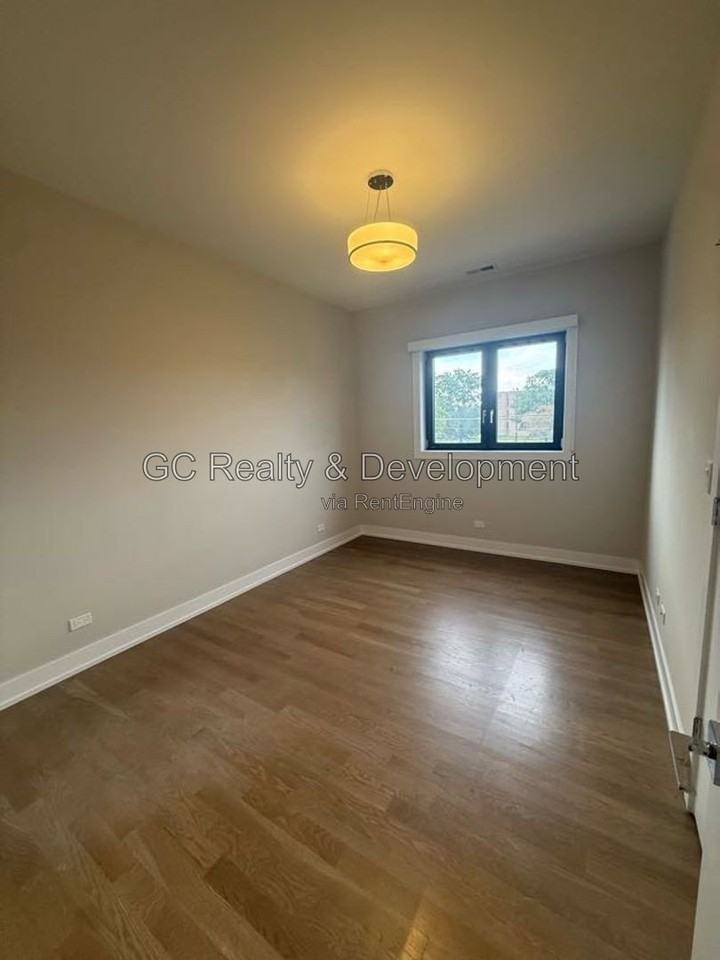 6242 S Greenwood Ave #2S - Photo 5 of 10