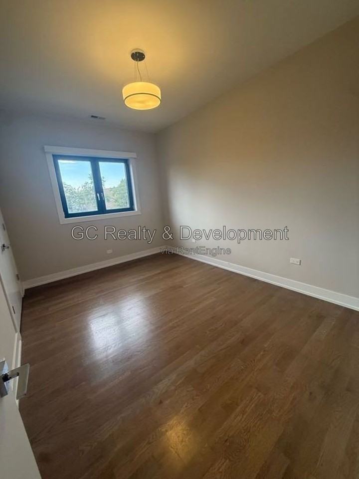 6242 S Greenwood Ave #2S - Photo 6 of 10