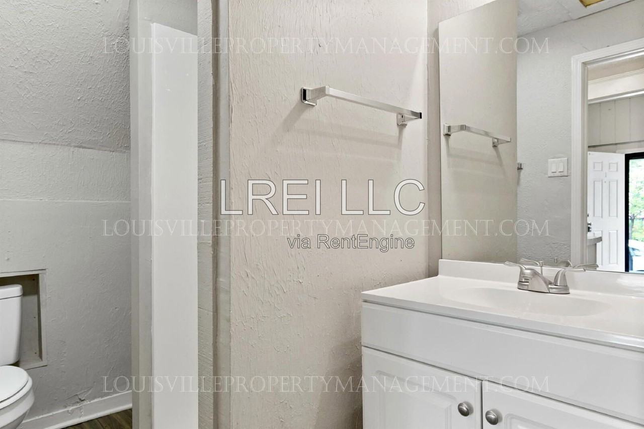 628 E Oak St #1 - Photo 7 of 12