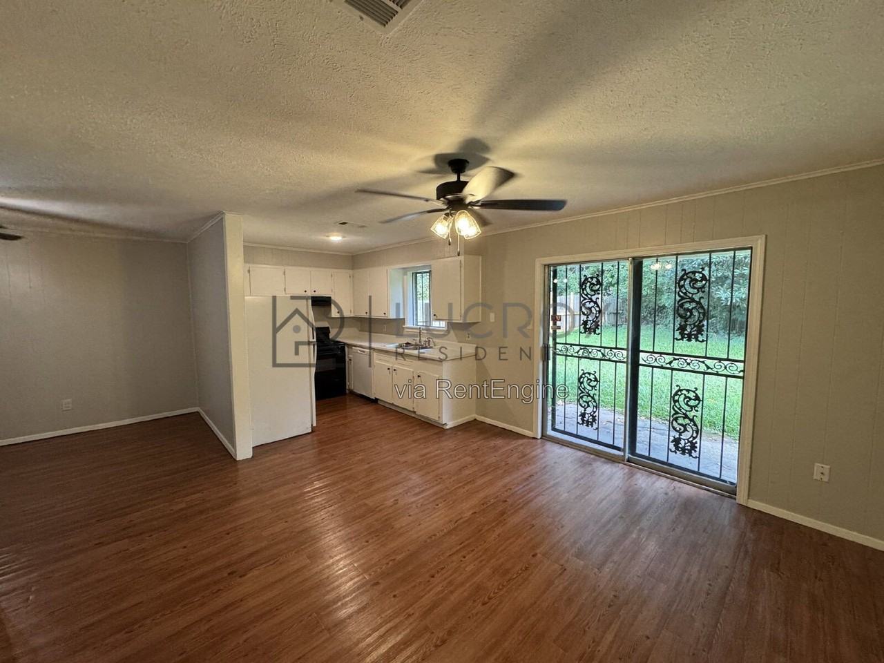 327 Grover Cleveland Cir - Photo 4 of 11