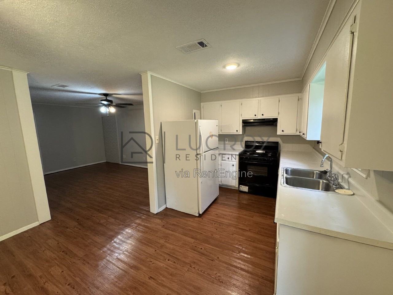 327 Grover Cleveland Cir - Photo 5 of 11