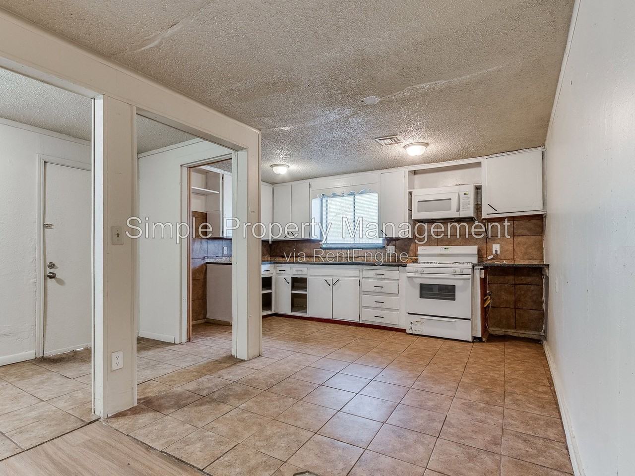 4012 Parkwoods Ln - Photo 2 of 23