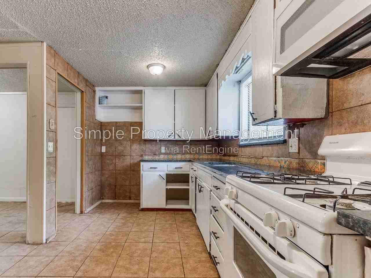 4012 Parkwoods Ln - Photo 3 of 23