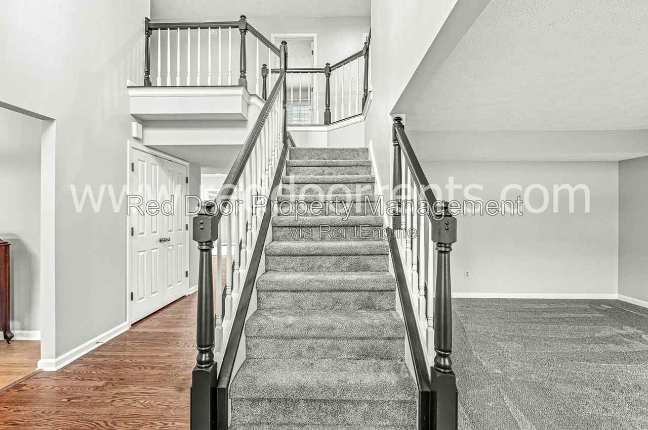 261 Wyndotte Dr - Photo 3 of 43