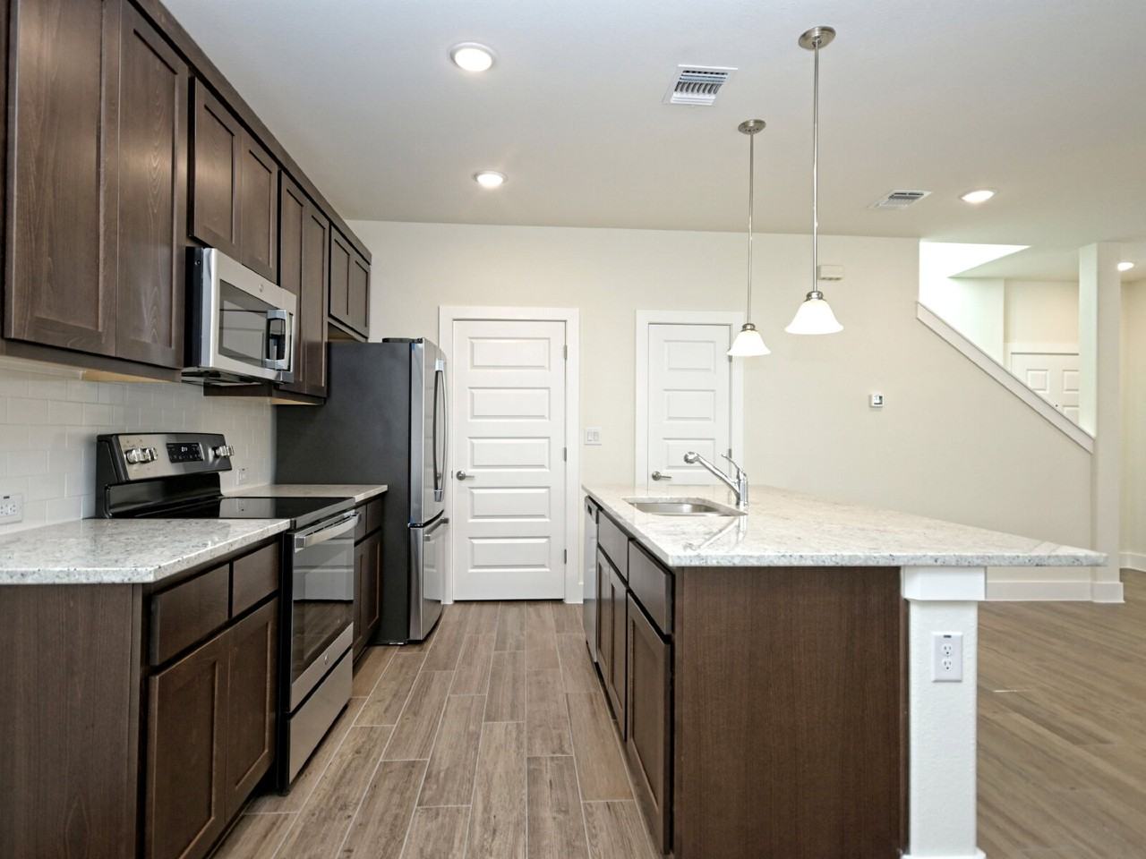 411 Parkline Dr - Photo 4 of 15