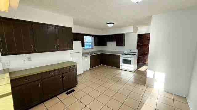 9530 Barr Dr - Photo 5 of 16