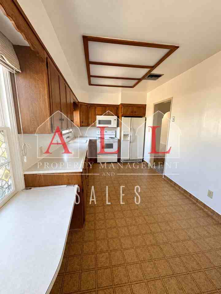 2520 La Siesta Dr - Photo 5 of 15