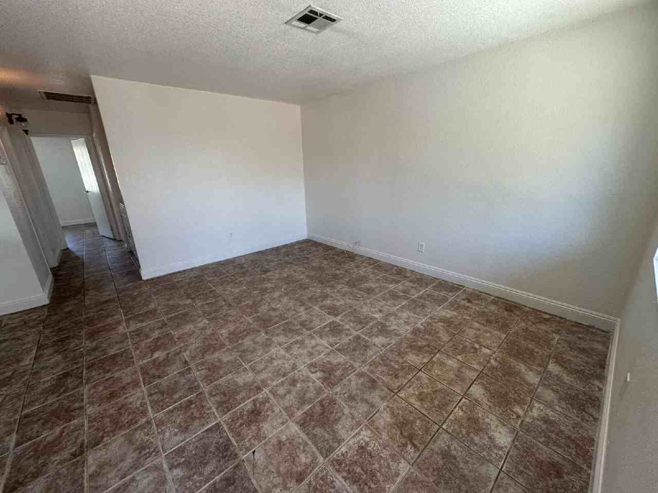 2044 Harvard St Apt B - Photo 6 of 21