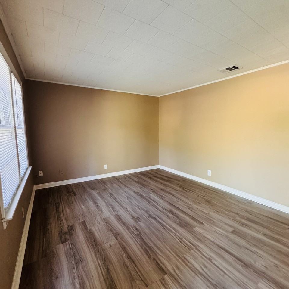 2919 Avenue G - Photo 2 of 15