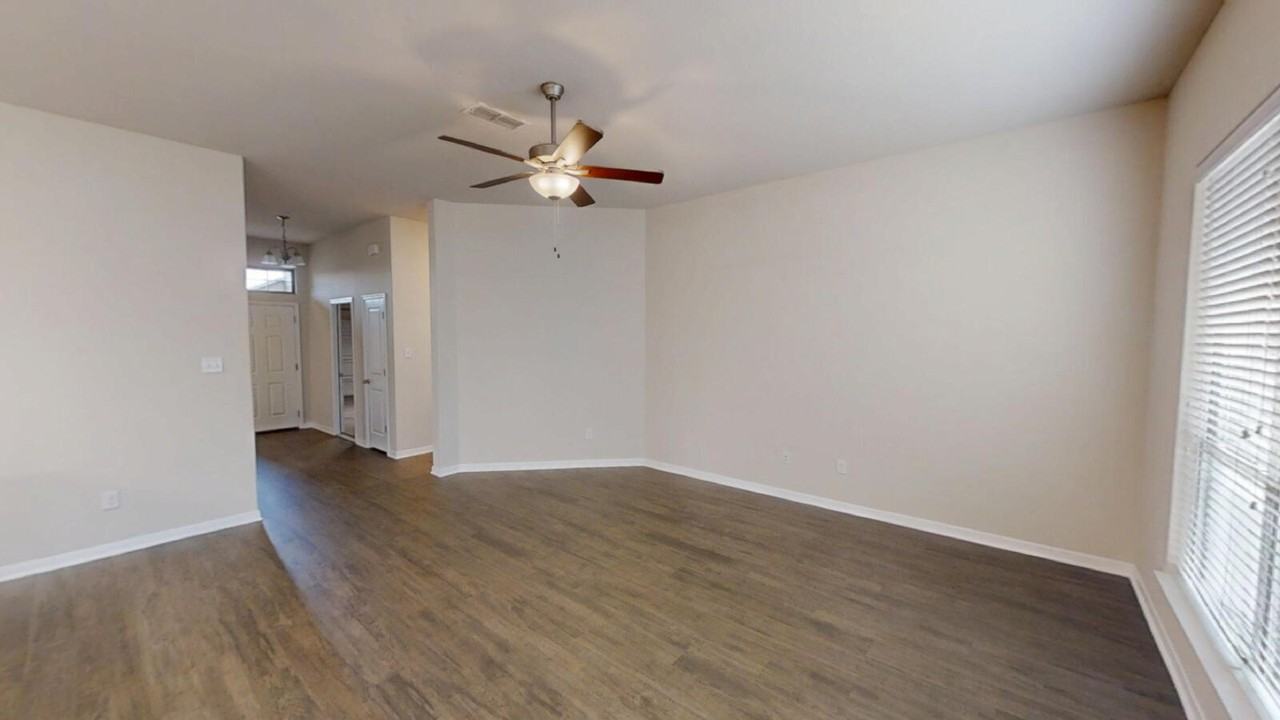 1304 Lakeway Crossing Dr - Photo 4 of 28