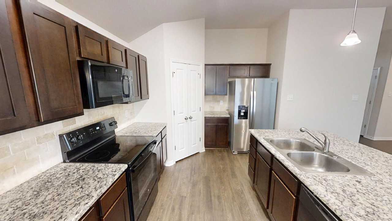 1304 Lakeway Crossing Dr - Photo 6 of 28