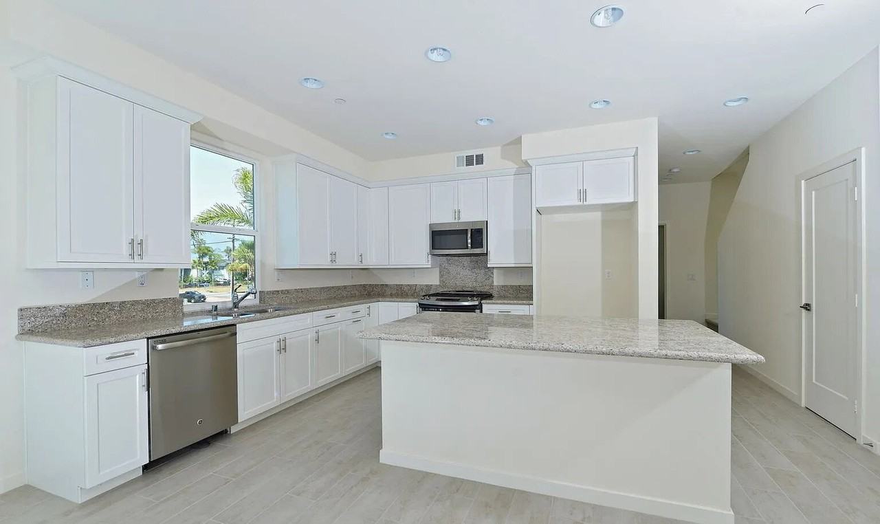 301 Cassidy St - Photo 5 of 32