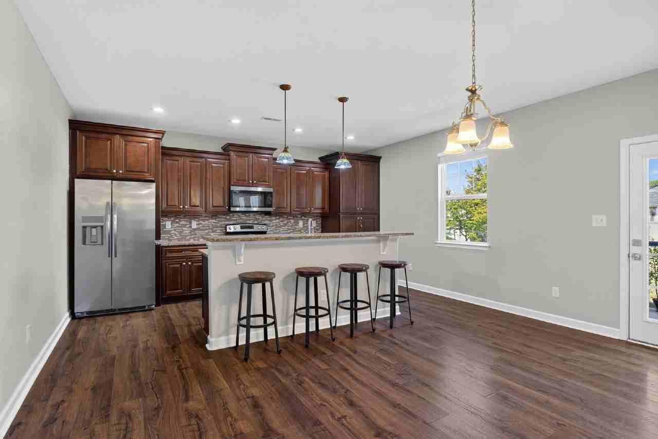 844 Workwood Rd - Photo 3 of 50